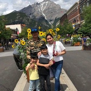 Meet your Posher, Regina del rosario